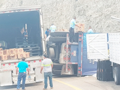 Vuelca Tráiler en la 120