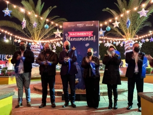 Enrique Vega encabeza encendido del Árbol Navideño en La Cañada