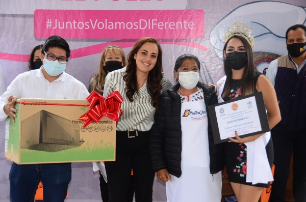 Gana Lorena Velázquez concurso del Día del Pollo en Colón