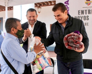 Toño mejía entrega apoyos a familias de 25 delegaciones