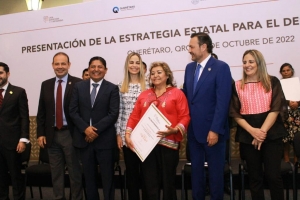 Reciben artesanos cadereytenses premio estatal