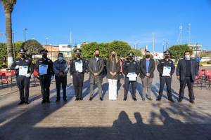 Entrega Lupita Pérez reconocimientos a policías de Ezequiel Montes.