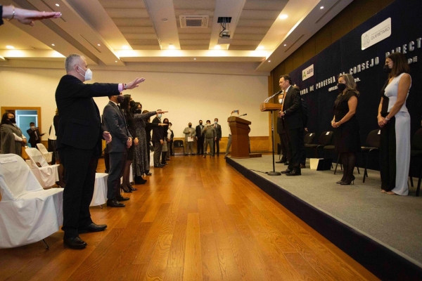 Toma protesta el Gobernador al Consejo Directivo AERI